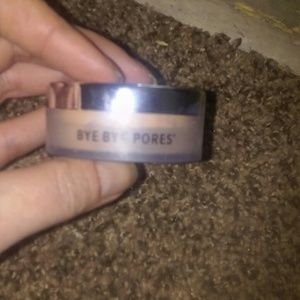 It bye bye pores blurring powder in medium